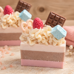 Cake sapun – Bela čokolada, čokolada & jagoda 